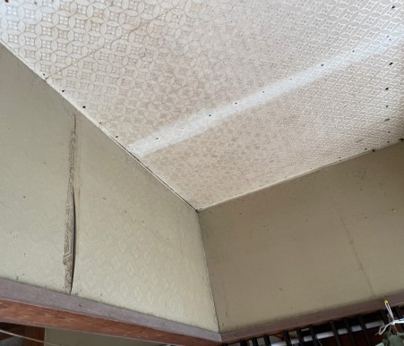 天井　壁クロス剥がれ　変色